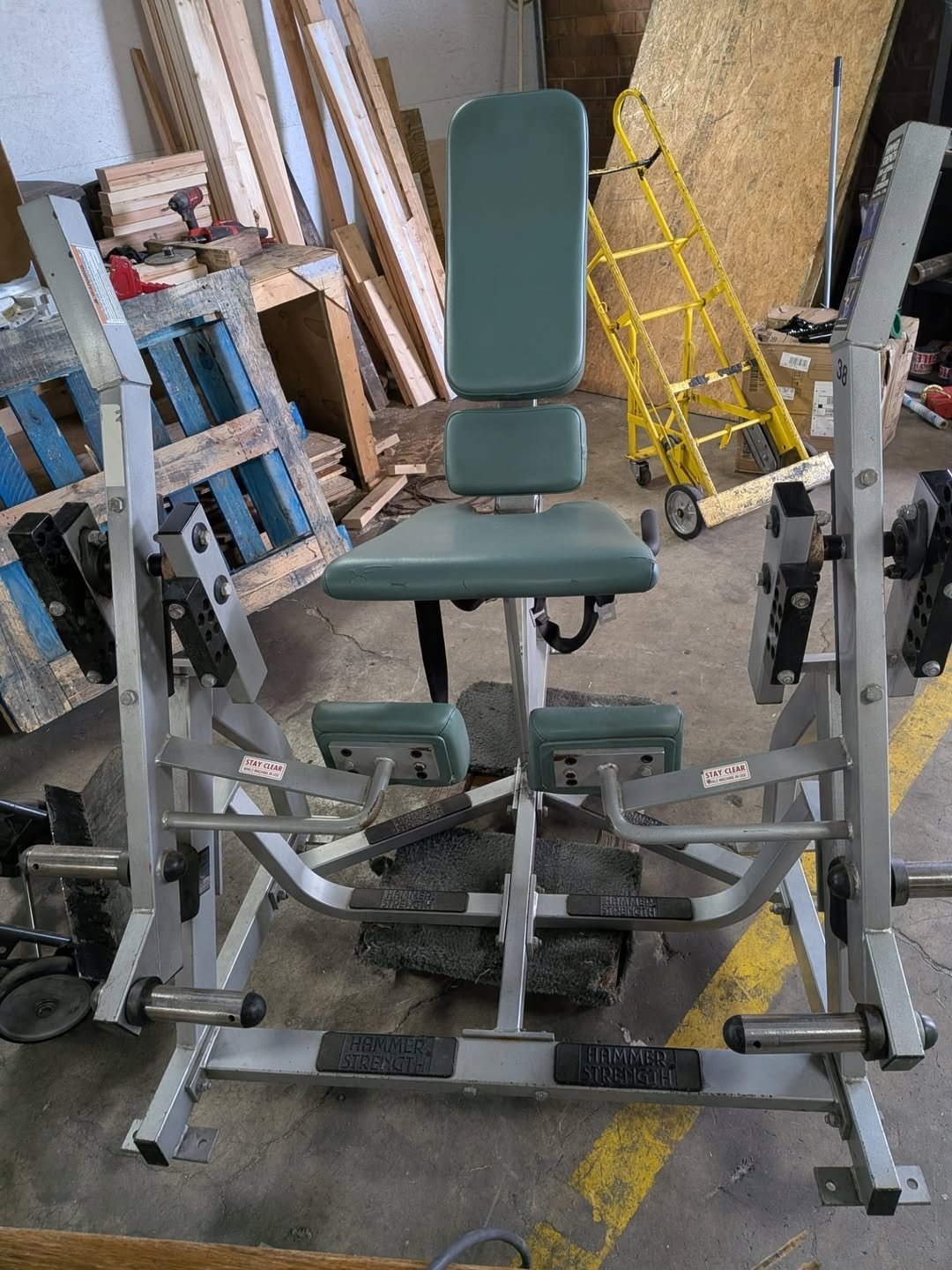 Hammer strength plate loaded leg extension