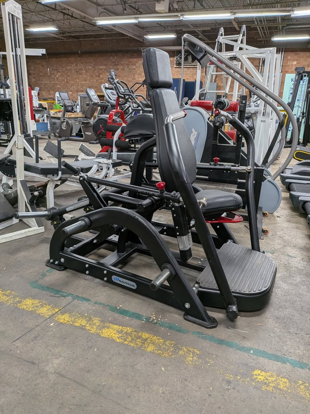 Nautilus leverage chest press - Image 2